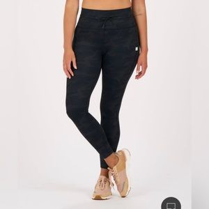 Vuori daily leggings in camo, good used condition.